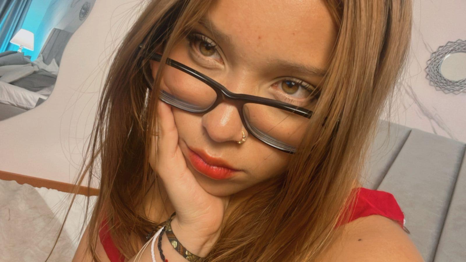 Image of cam model HeraJuno from XloveCam