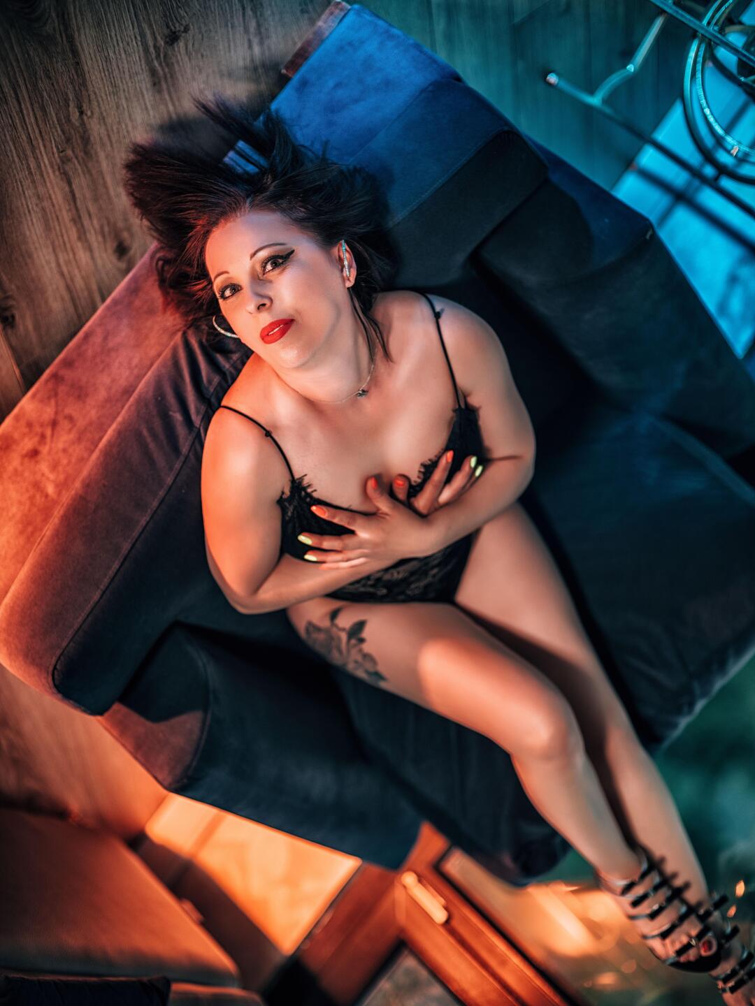 Image of cam model LauraSin from XloveCam