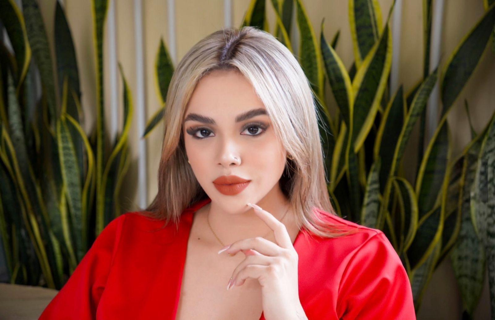 Image of cam model VaiolethLamour from XloveCam