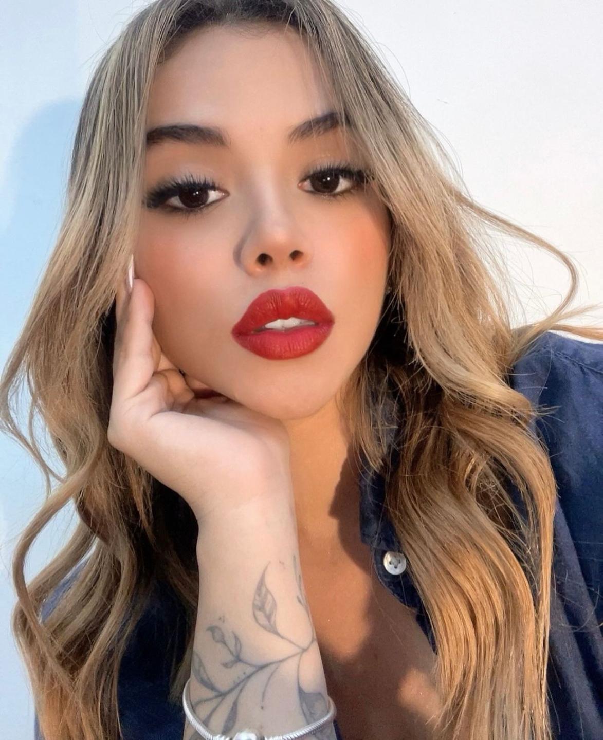 Image of cam model VaiolethLamour from XloveCam