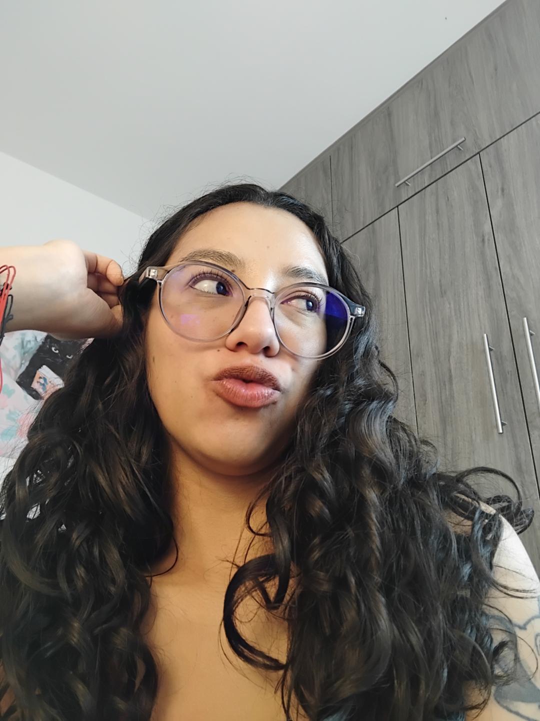 Image of cam model Mllevv from XloveCam