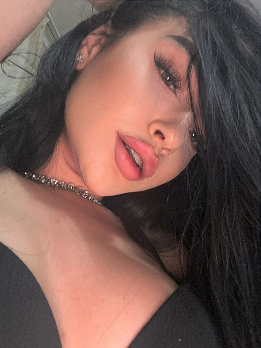 Image of cam model SashaLorenz from XloveCam