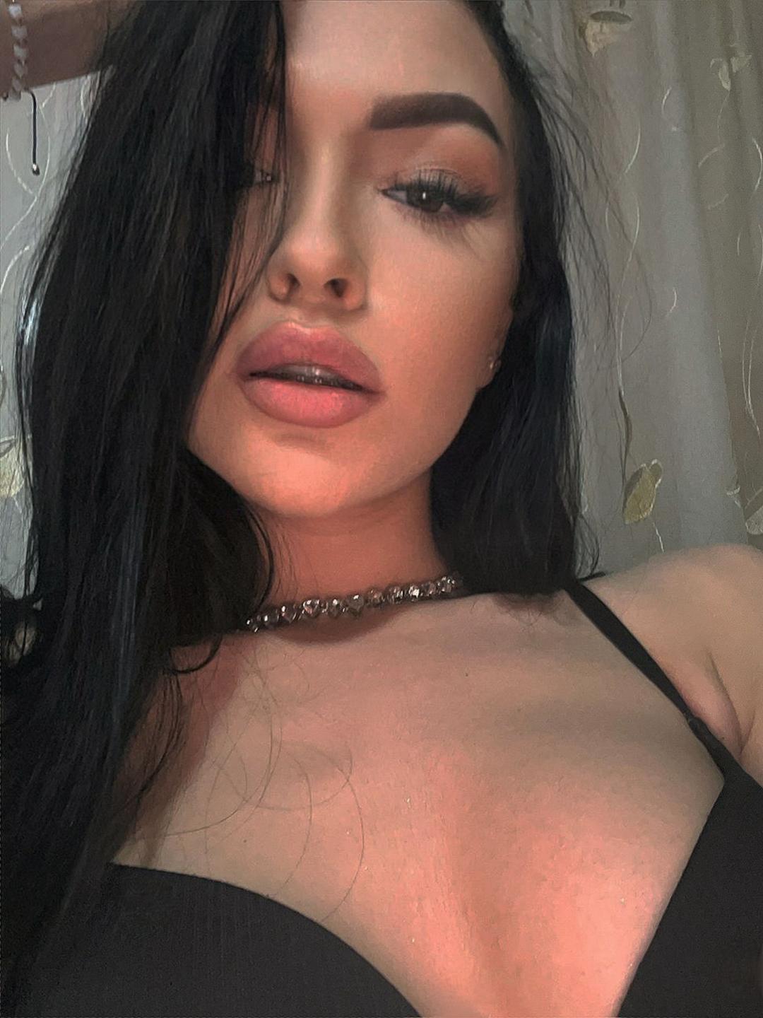 Image of cam model SashaLorenz from XloveCam