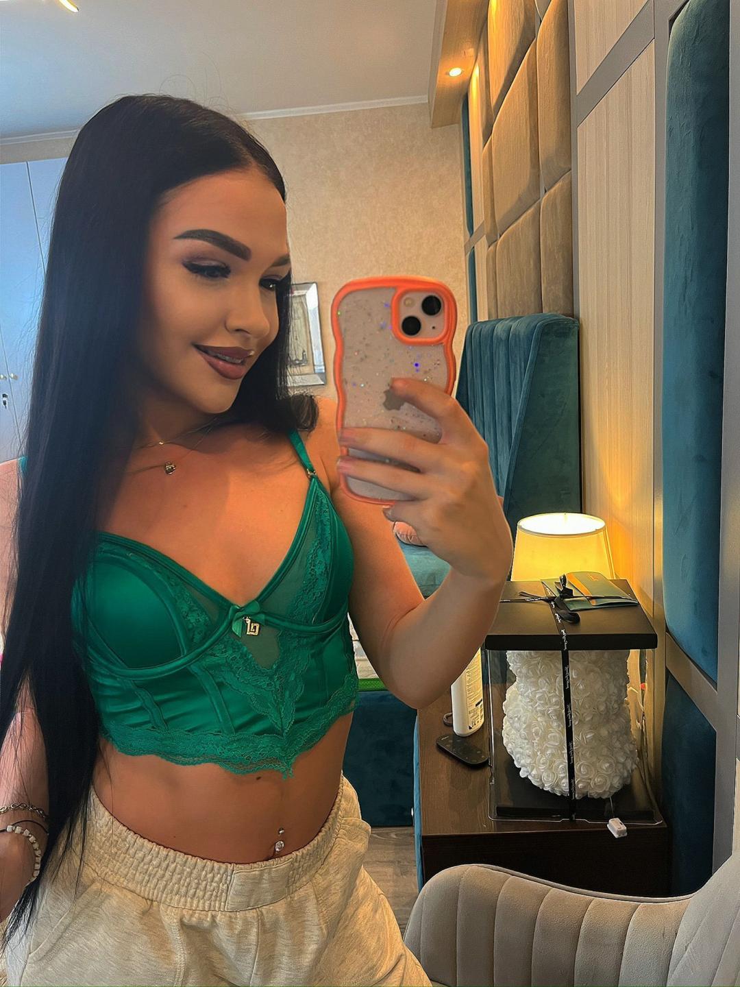 Image of cam model SashaLorenz from XloveCam