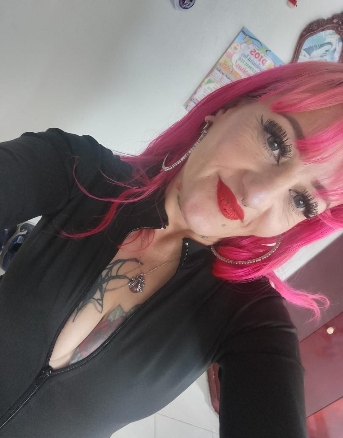 Image of cam model AzuraRousse from XloveCam