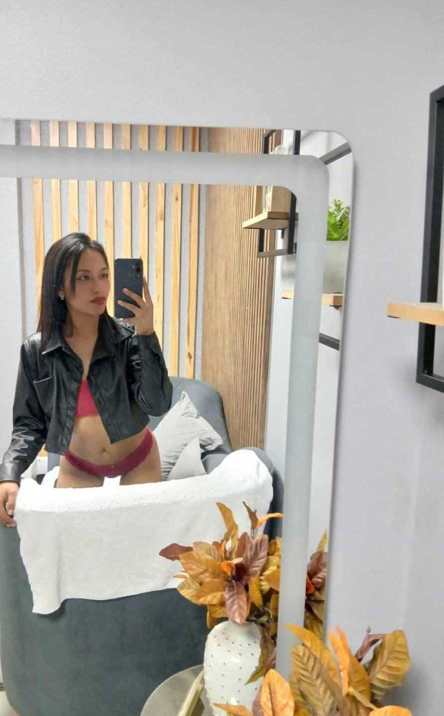 Image of cam model NicolleGlory from XloveCam