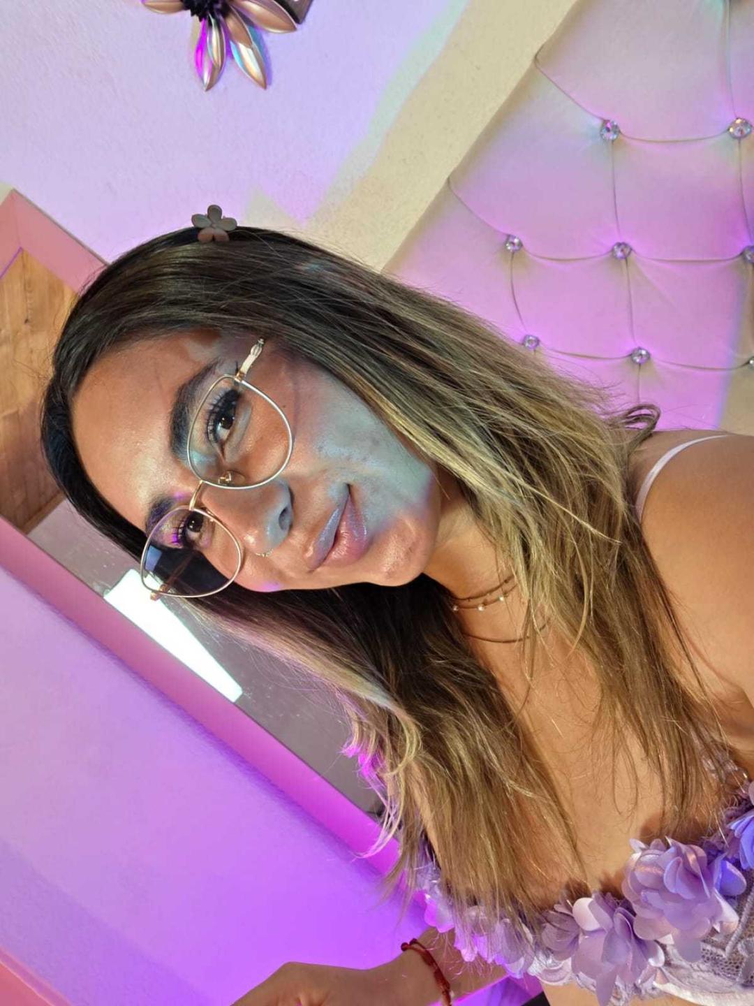 Image of cam model ScarlettKhan from XloveCam