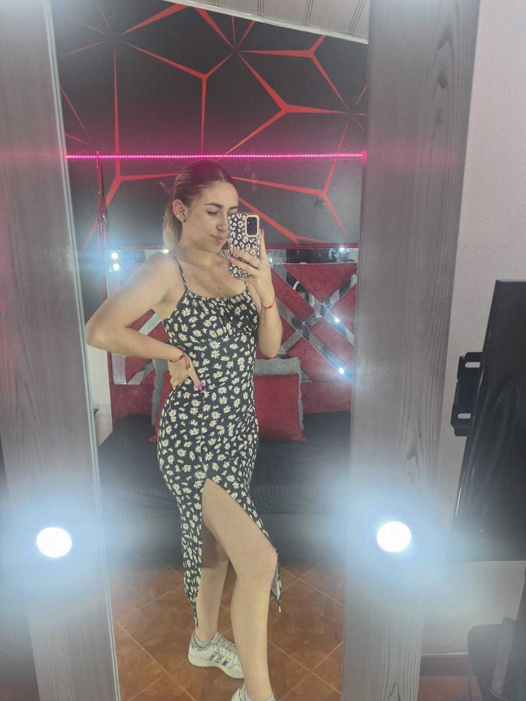 Image of cam model ScarlettKhan from XloveCam