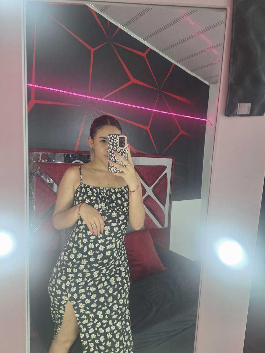 Image of cam model ScarlettKhan from XloveCam