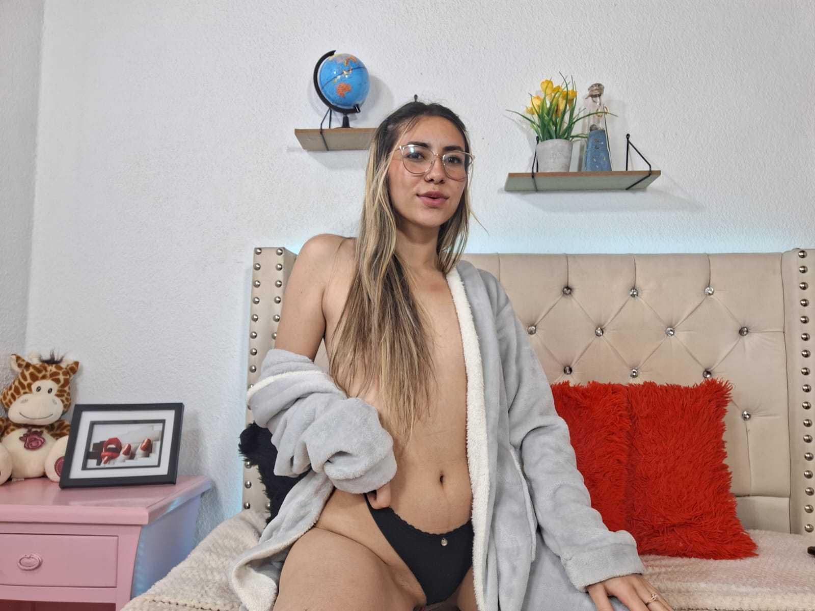 Image of cam model ScarlettKhan from XloveCam