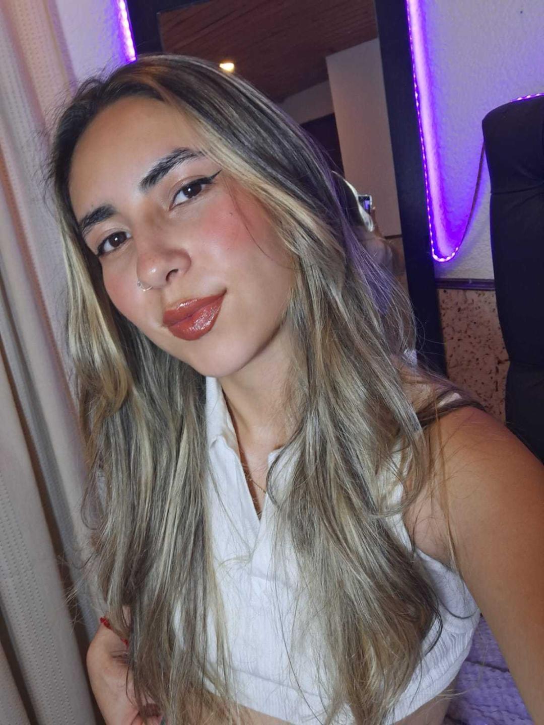 Image of cam model ScarlettKhan from XloveCam