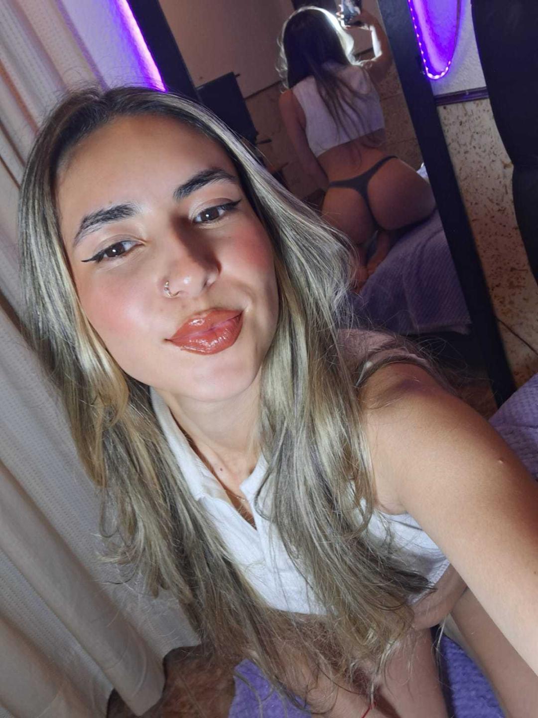 Image of cam model ScarlettKhan from XloveCam