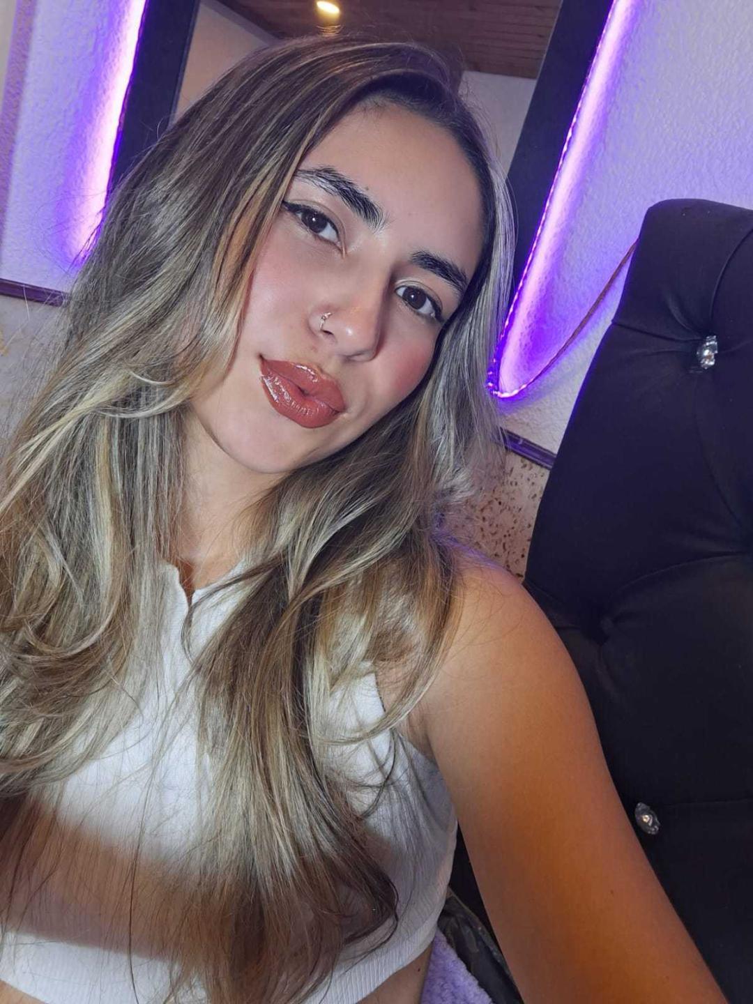 Image of cam model ScarlettKhan from XloveCam