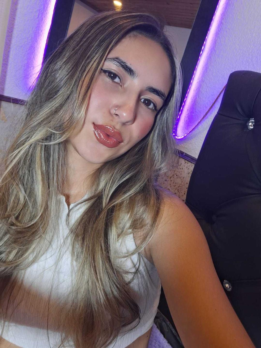 Image of cam model ScarlettKhan from XloveCam