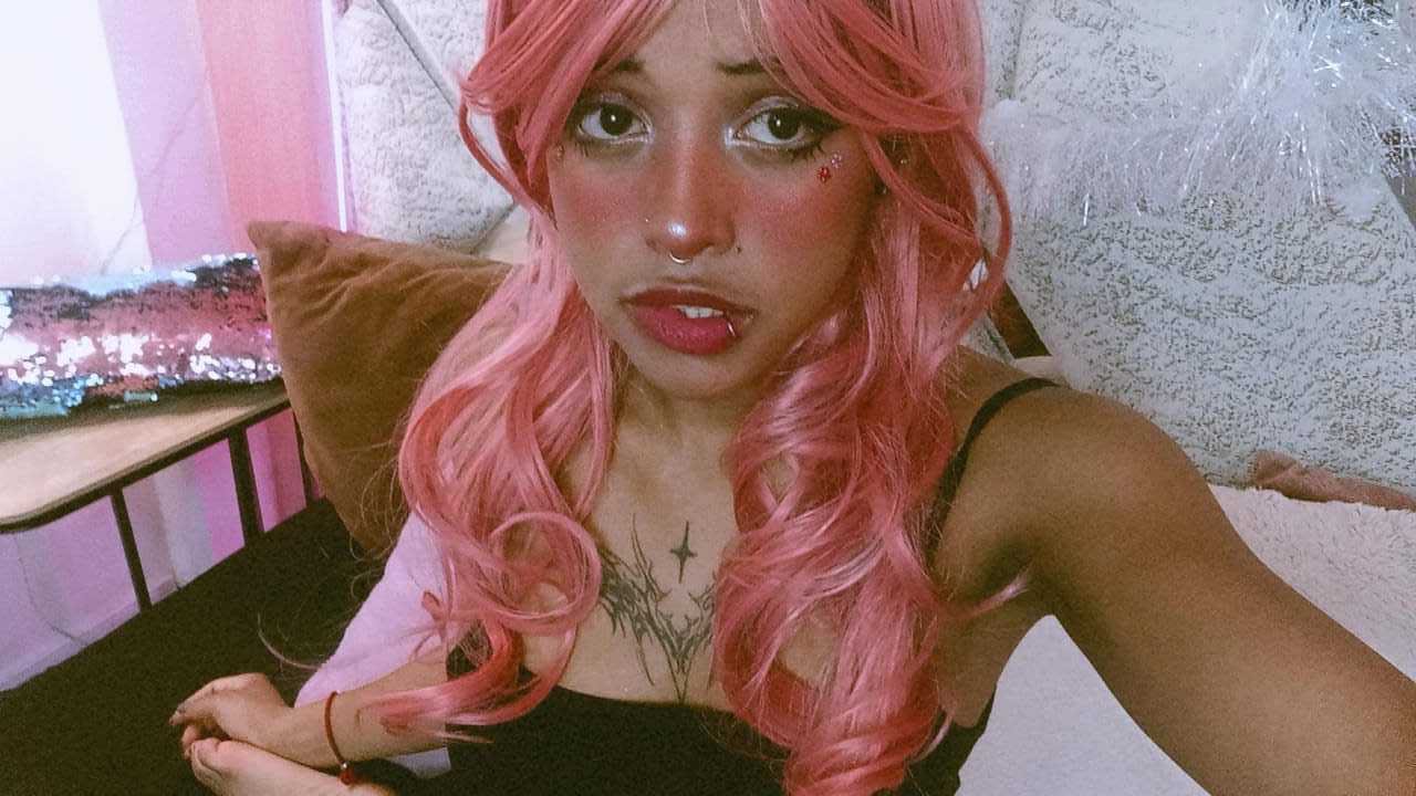 Image of cam model LunaKeller from XloveCam