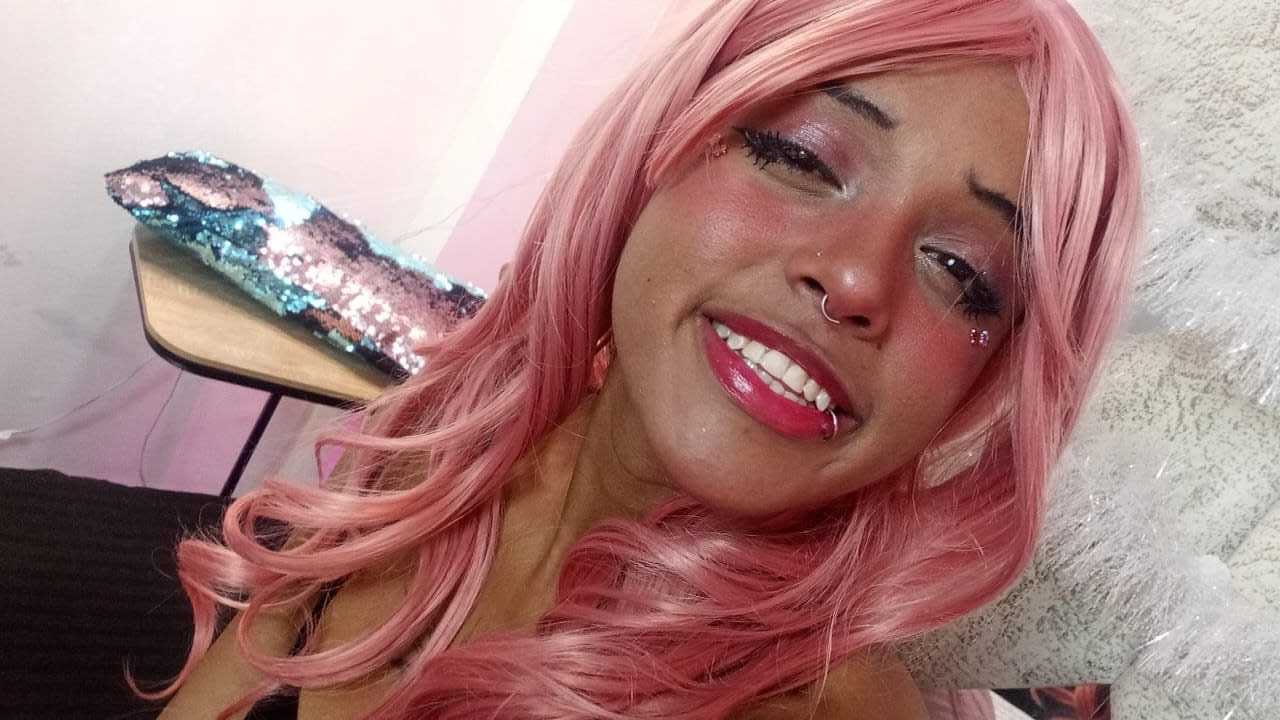 Image of cam model LunaKeller from XloveCam