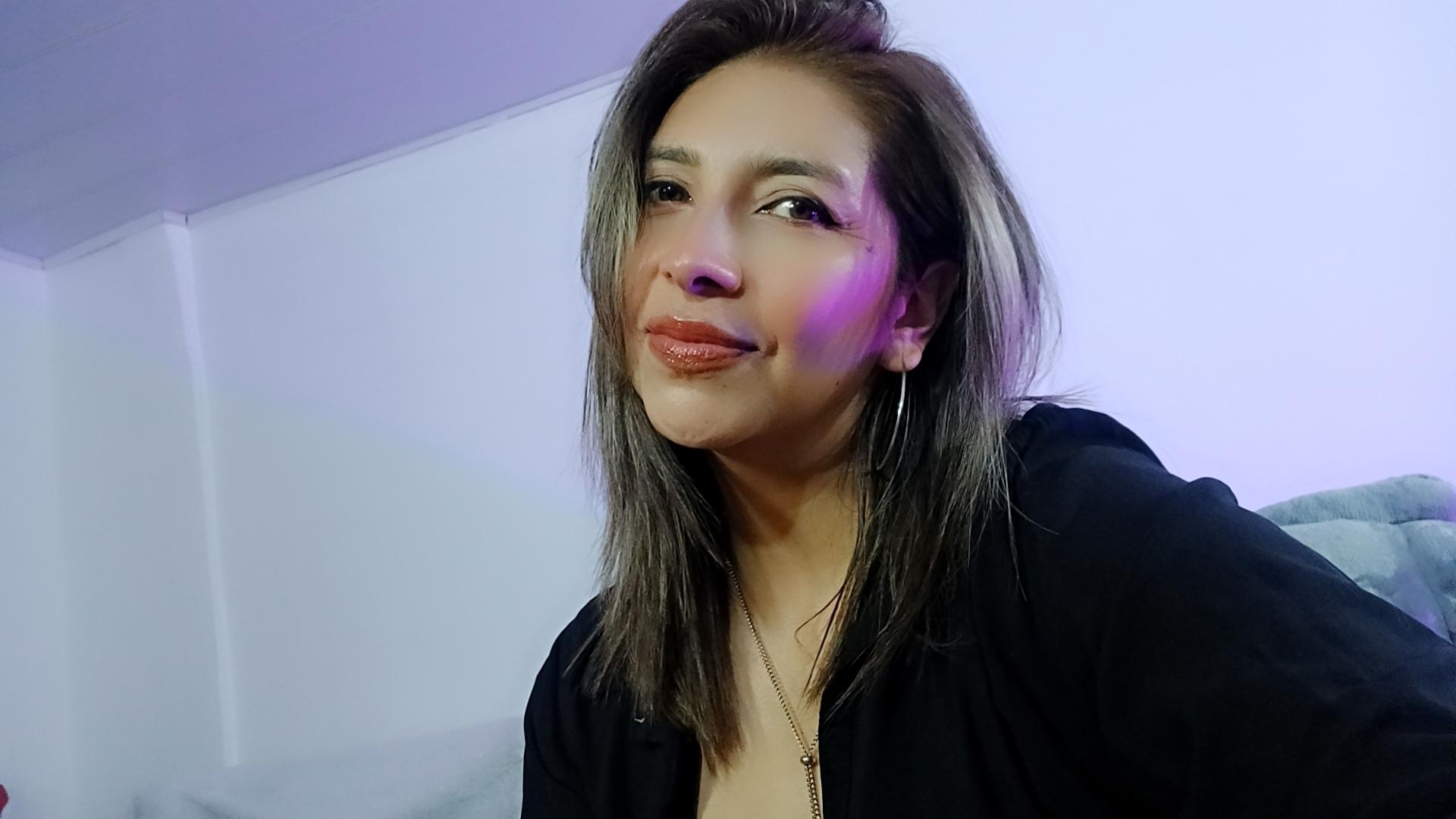 Image of cam model MichelleDumont from XloveCam