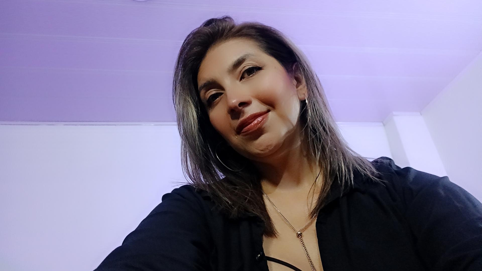 Image of cam model MichelleDumont from XloveCam