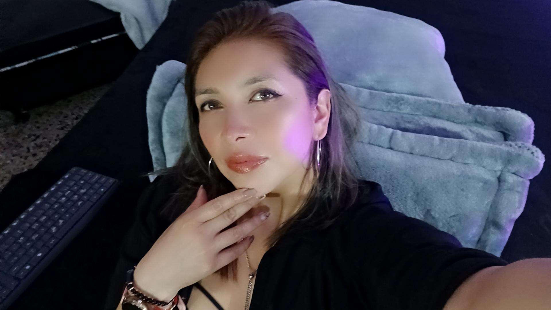 Image of cam model MichelleDumont from XloveCam