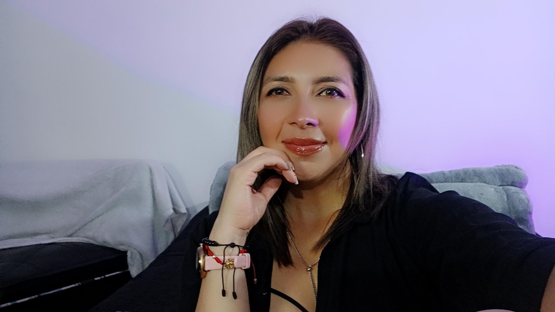 Image of cam model MichelleDumont from XloveCam