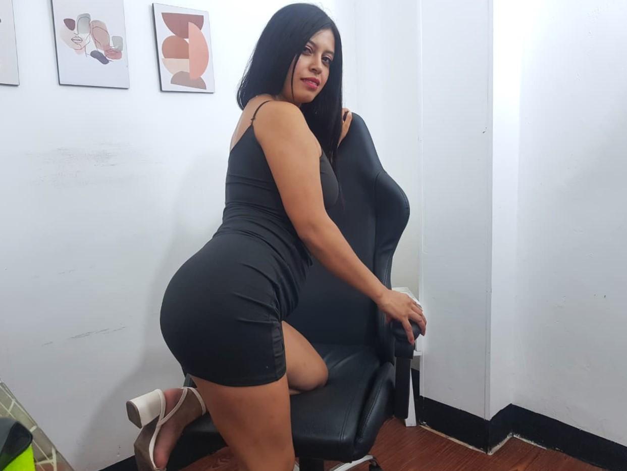 Image of cam model YinelaOslenX from XloveCam