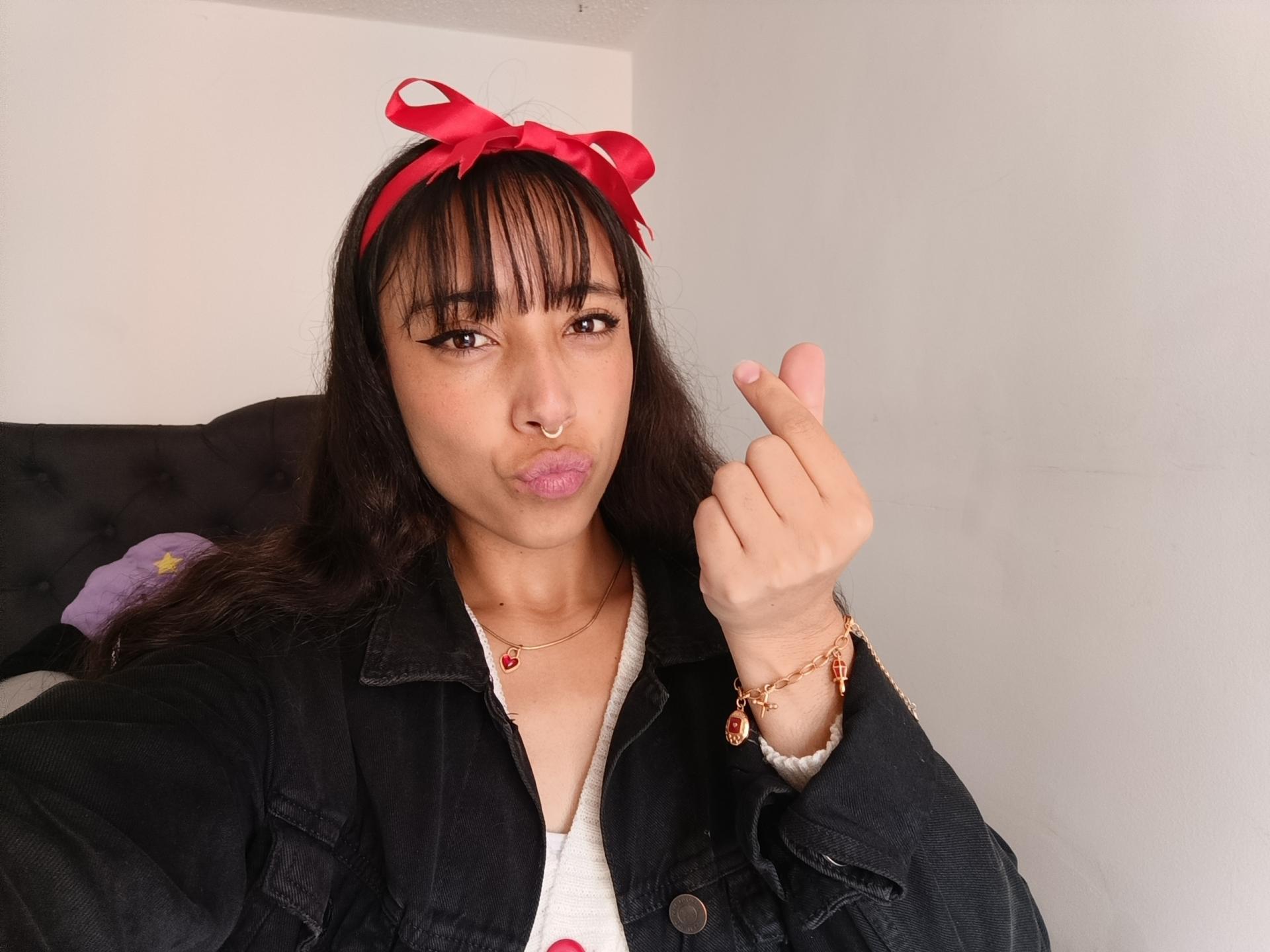 Image of cam model AbigailLarrain from XloveCam