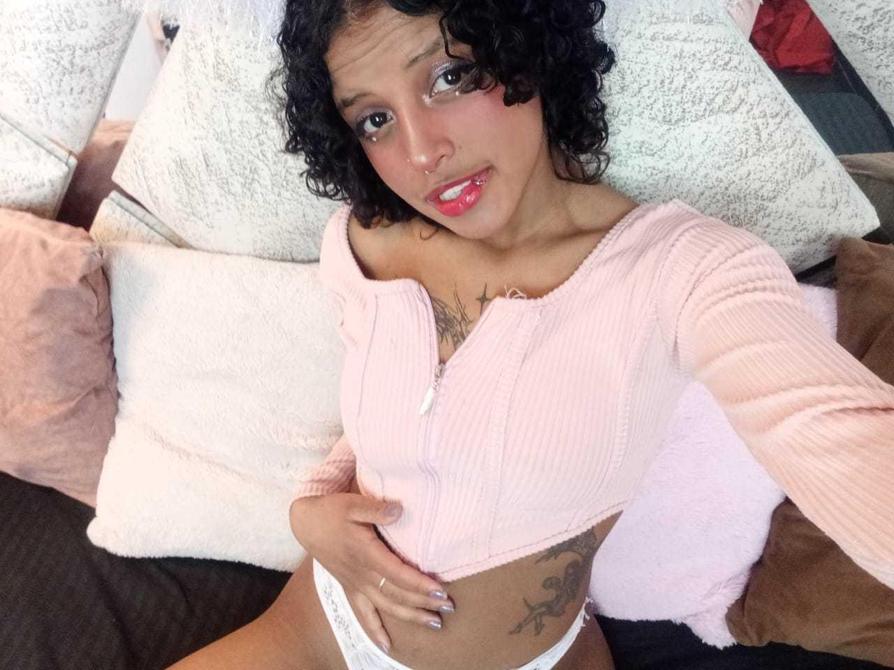 Image of cam model LunaKeller from XloveCam