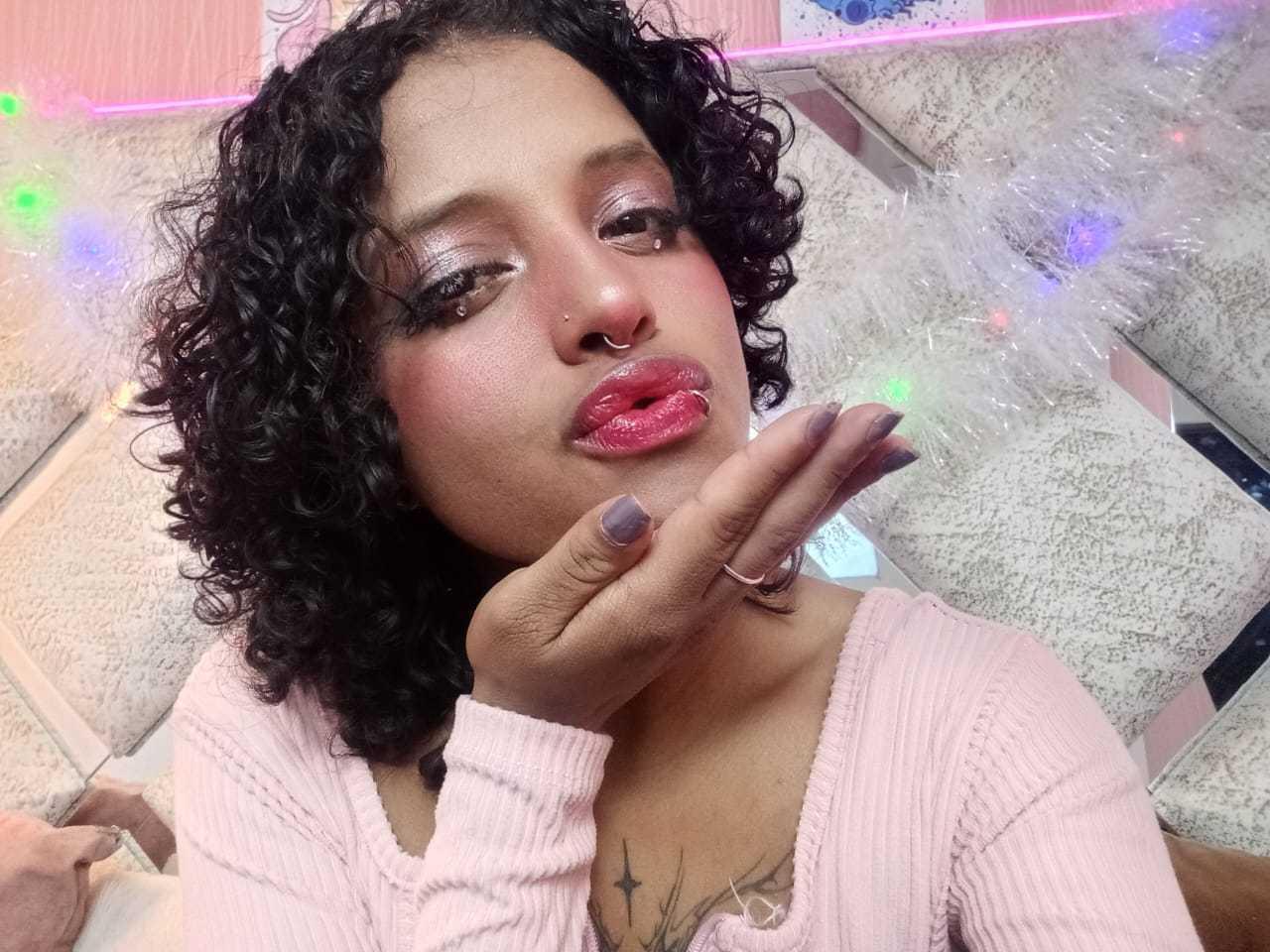 Image of cam model LunaKeller from XloveCam