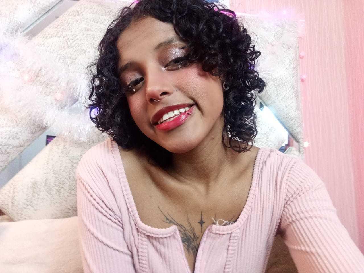 Image of cam model LunaKeller from XloveCam