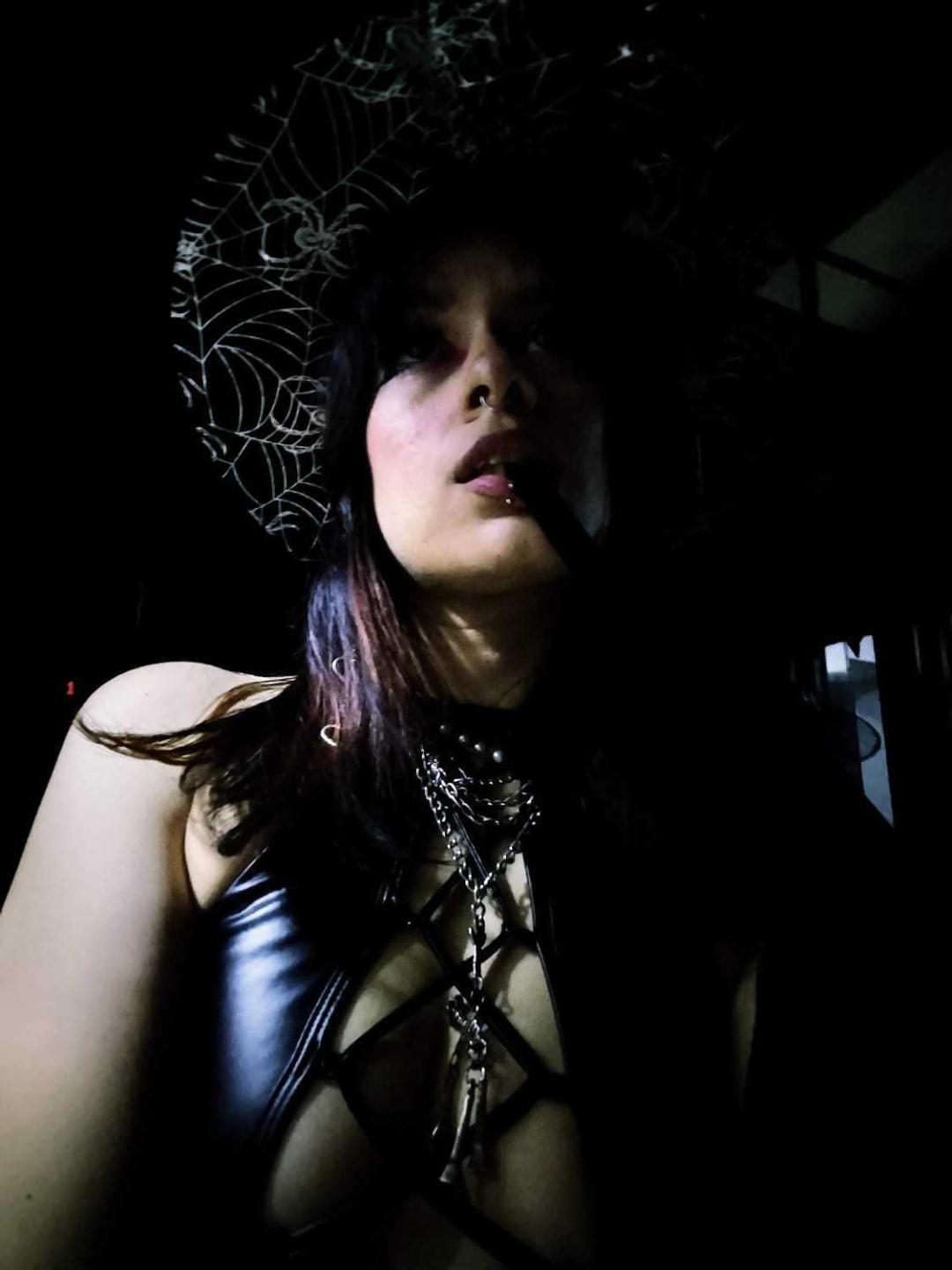 Image of cam model LolyYunno from XloveCam