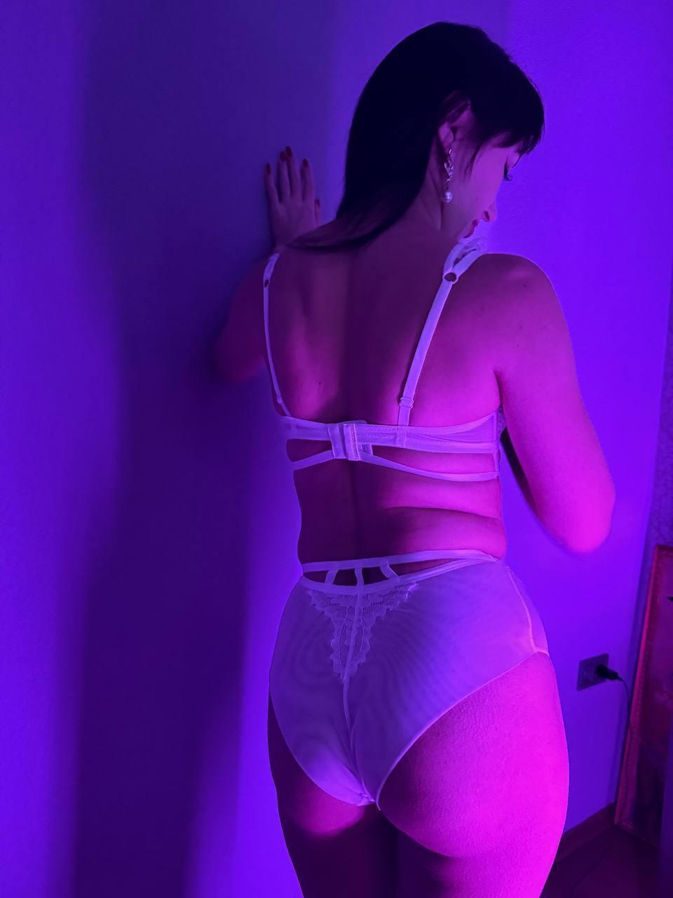 Image of cam model Rouzi from XloveCam