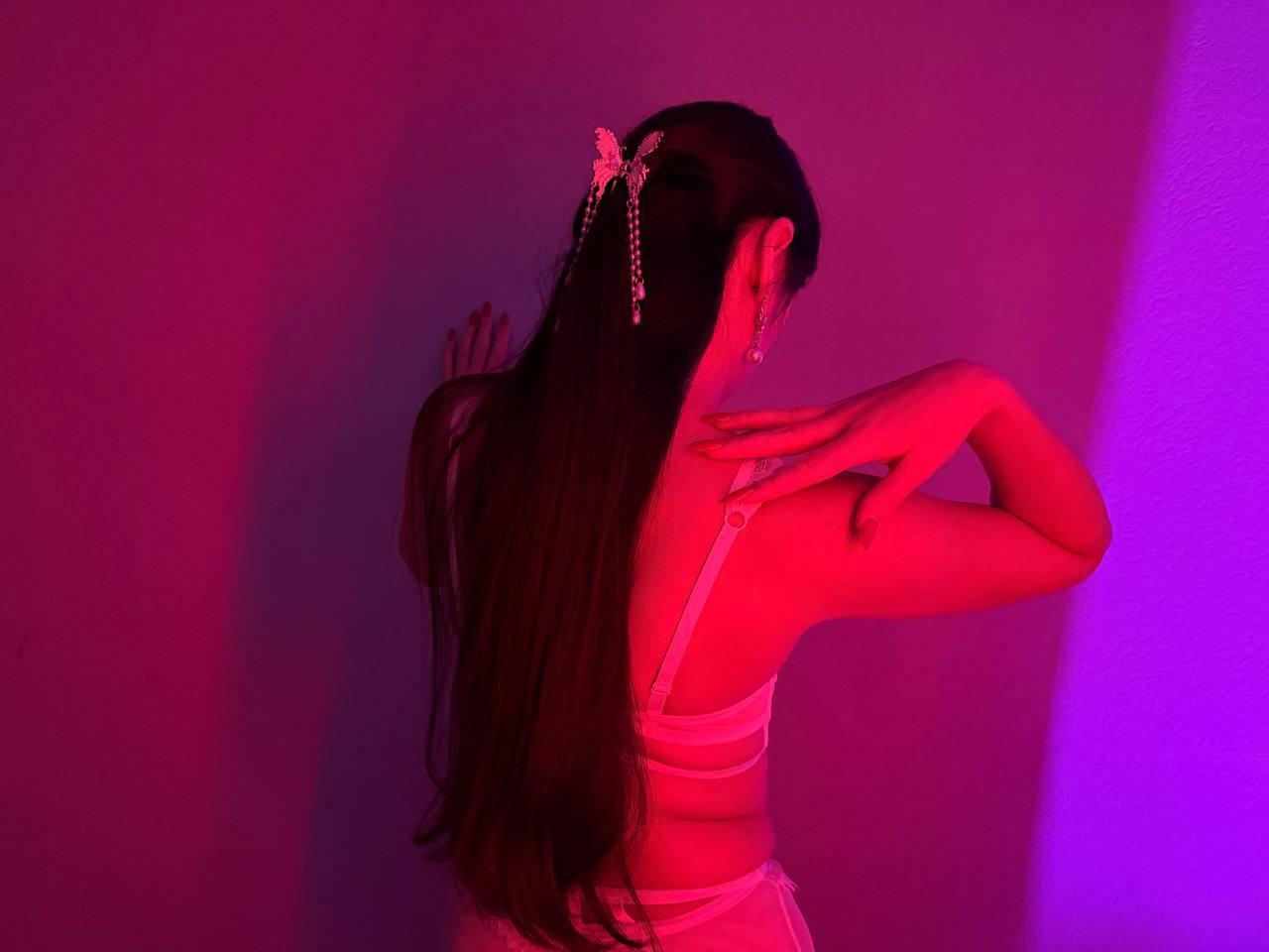 Image of cam model Rouzi from XloveCam