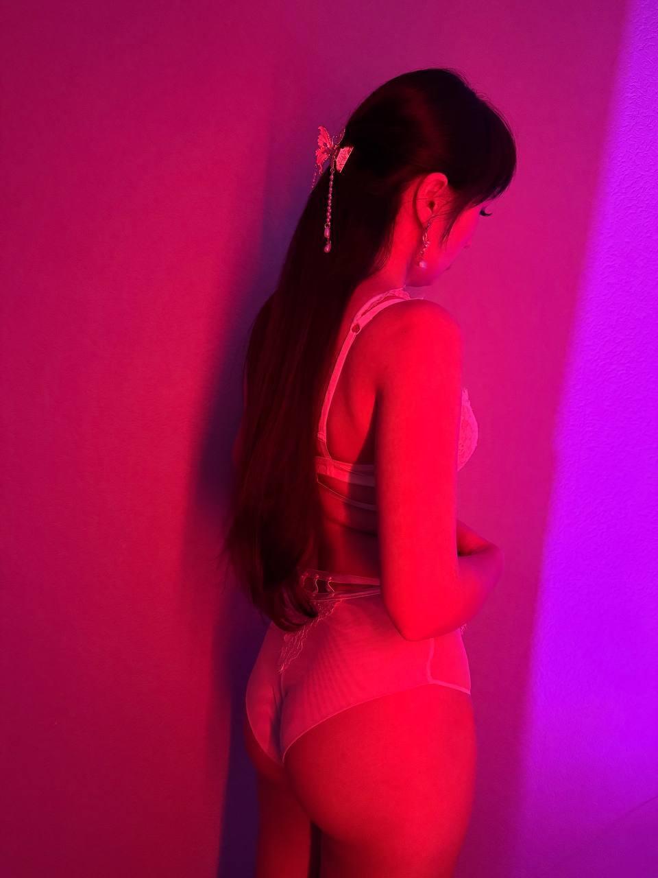 Image of cam model Rouzi from XloveCam