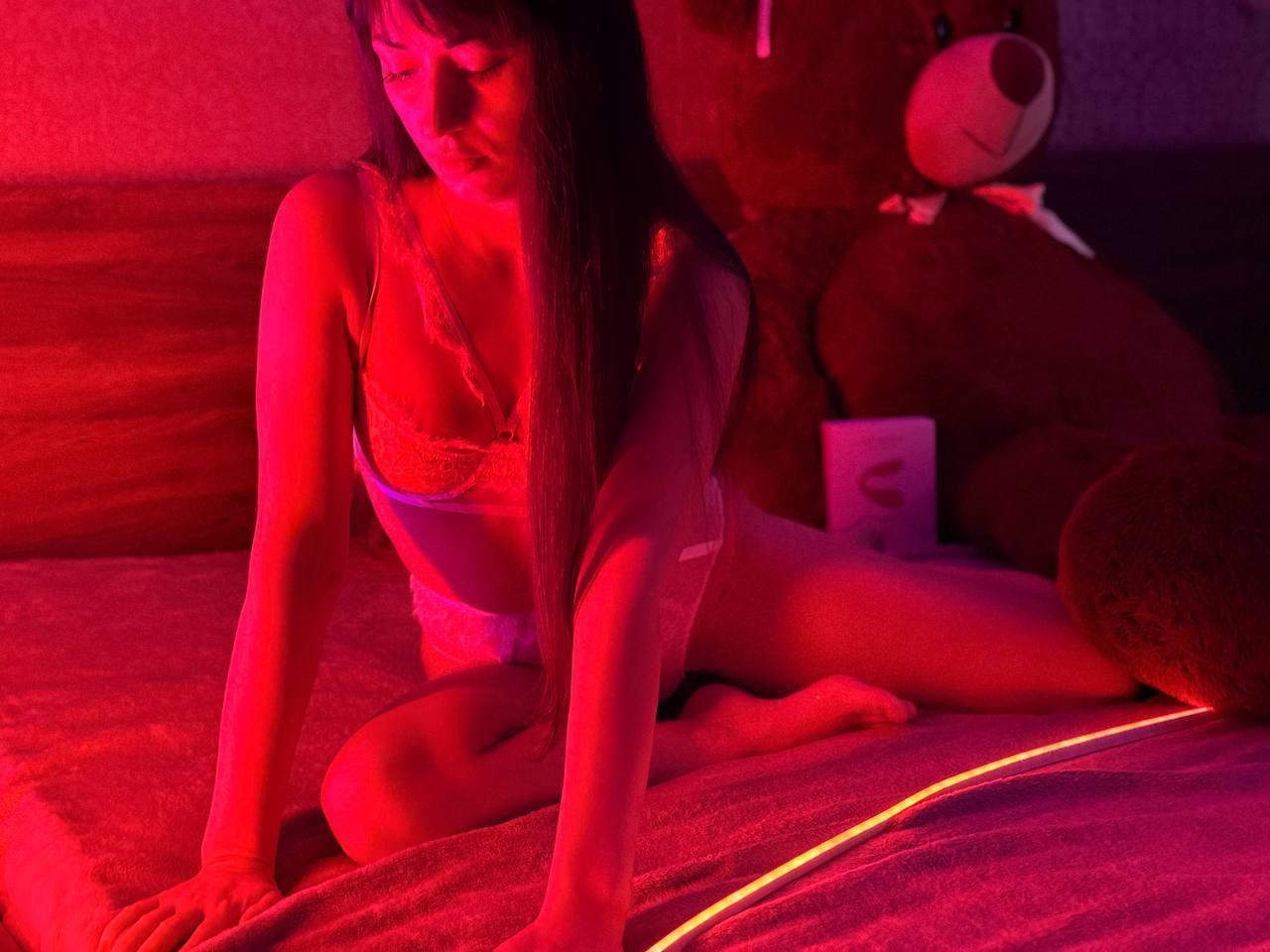 Image of cam model Rouzi from XloveCam