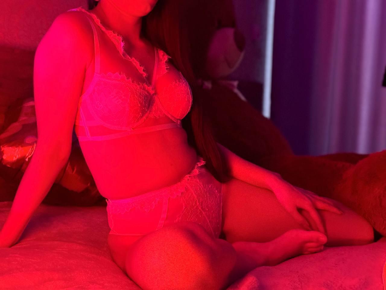 Image of cam model Rouzi from XloveCam