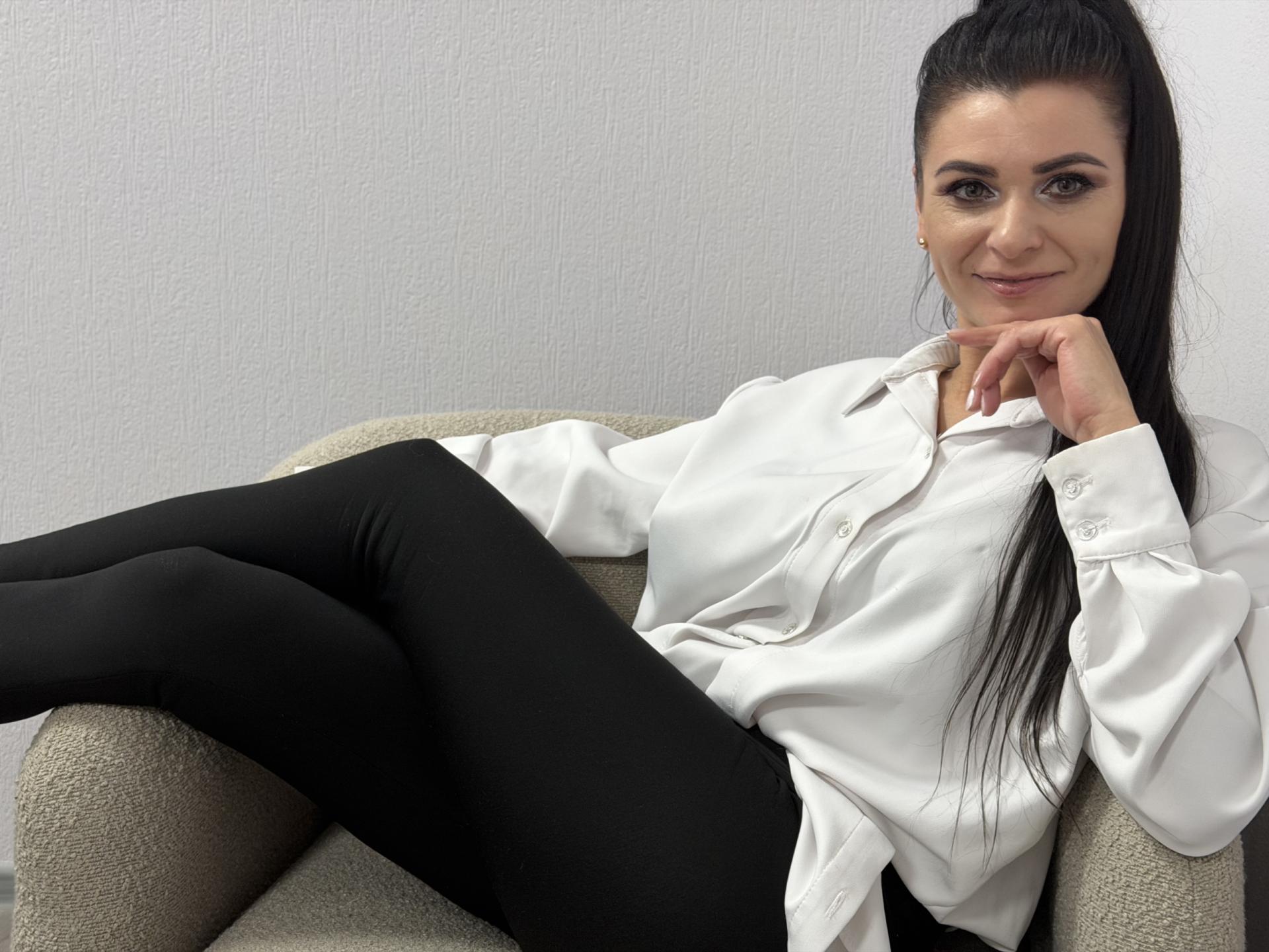 Image of cam model Viollia from XloveCam