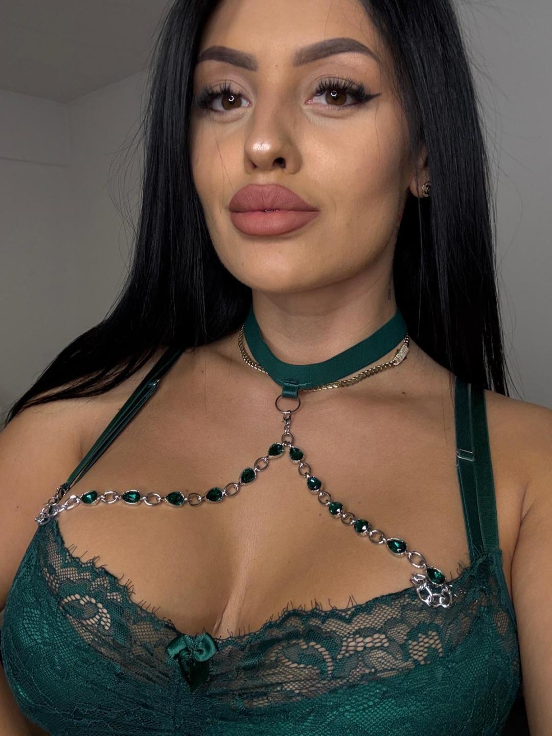 Image of cam model BoobsiEmilaa from XloveCam