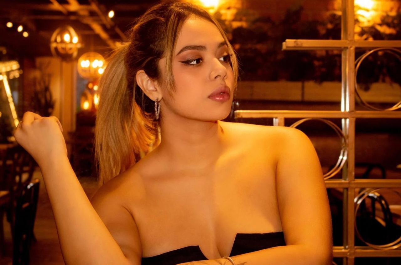 Image of cam model VaiolethLamour from XloveCam