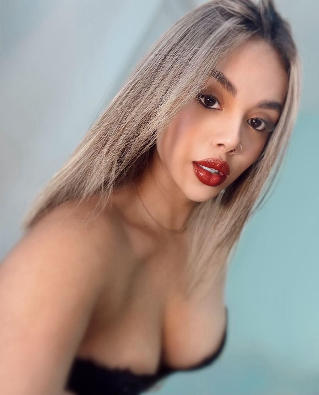 Image of cam model VaiolethLamour from XloveCam