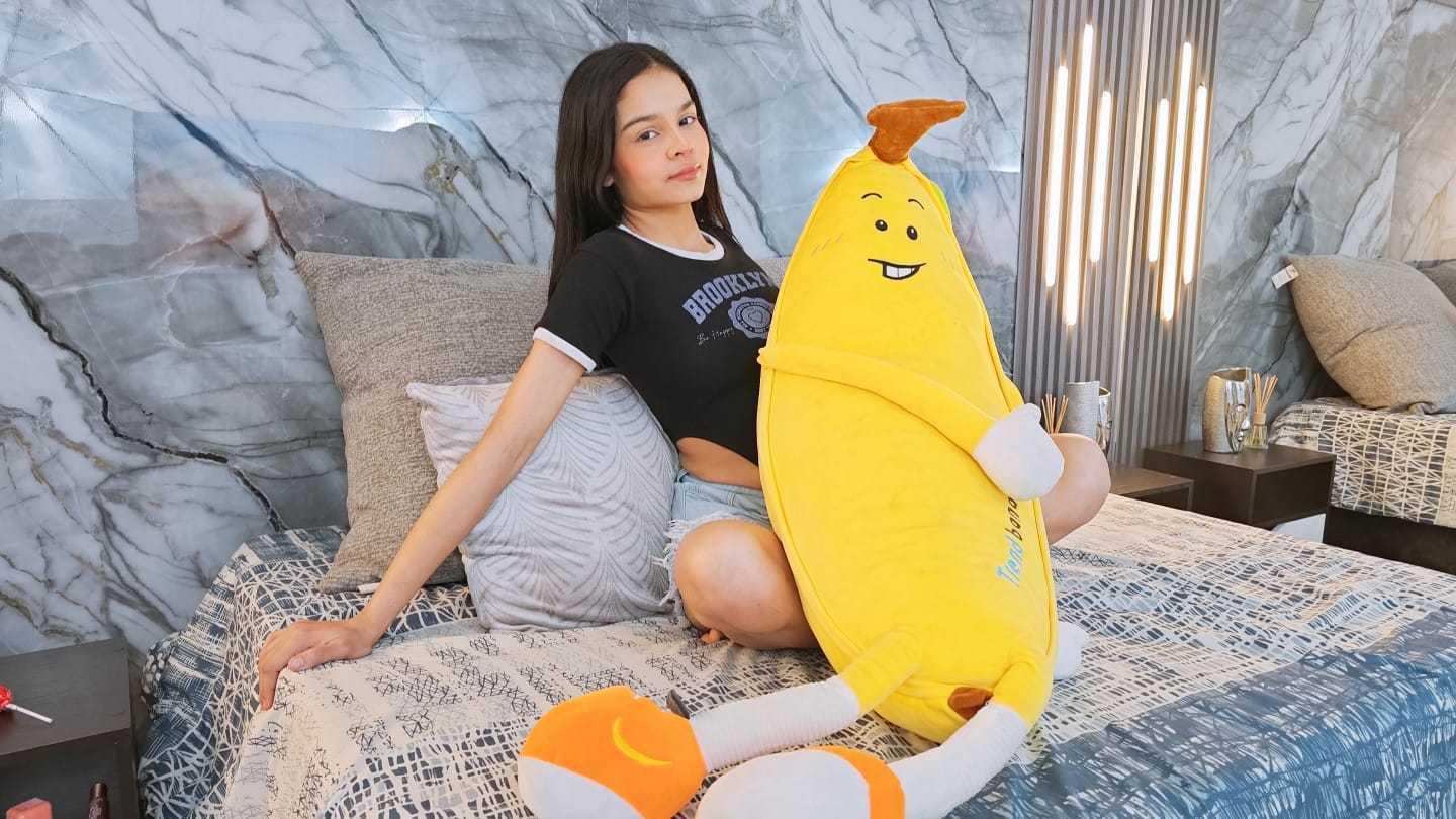 Image of cam model MiaGalvez from XloveCam