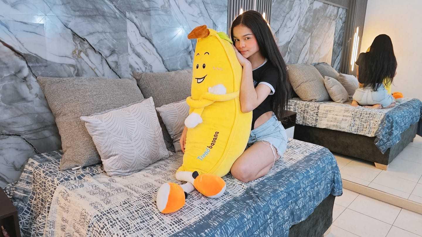 Image of cam model MiaGalvez from XloveCam