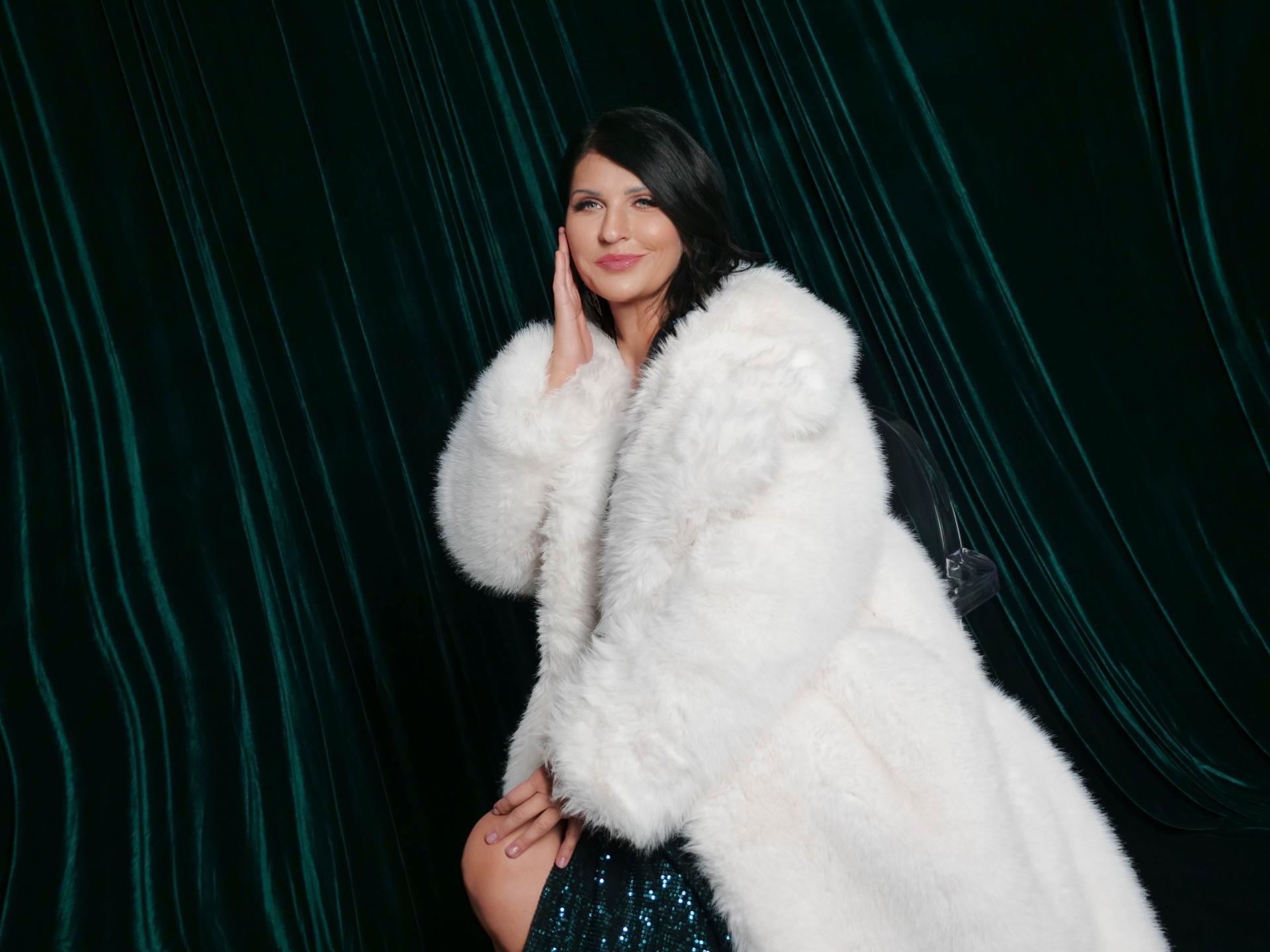 Image of cam model MoonVelour from XloveCam