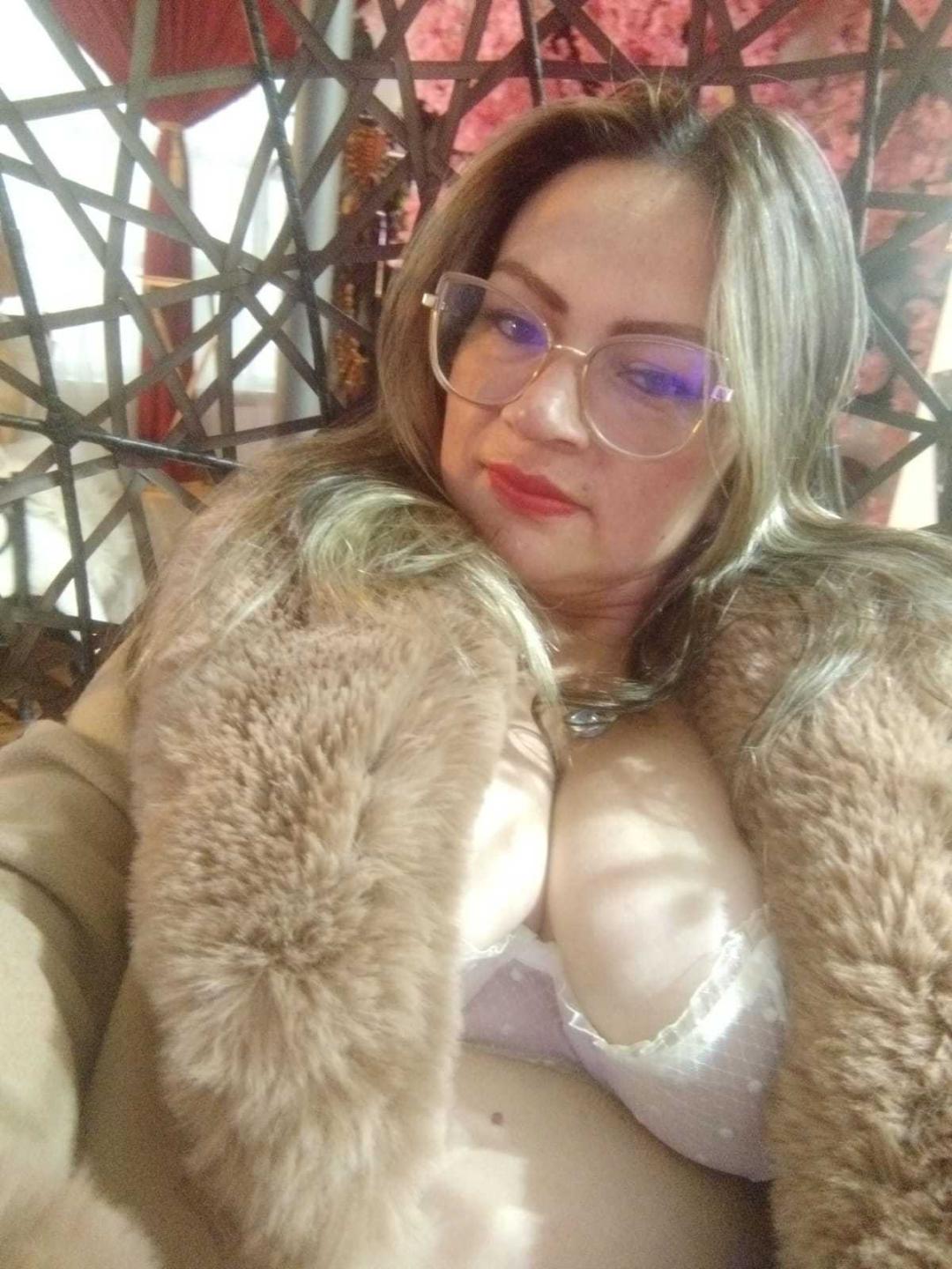 Image of cam model LadyLure from XloveCam