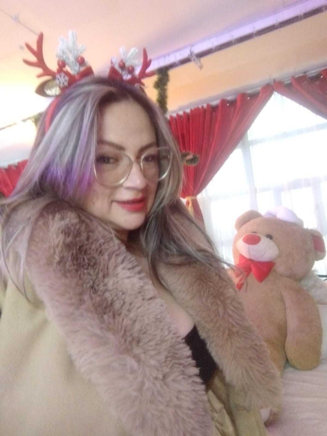 Image of cam model LadyLure from XloveCam