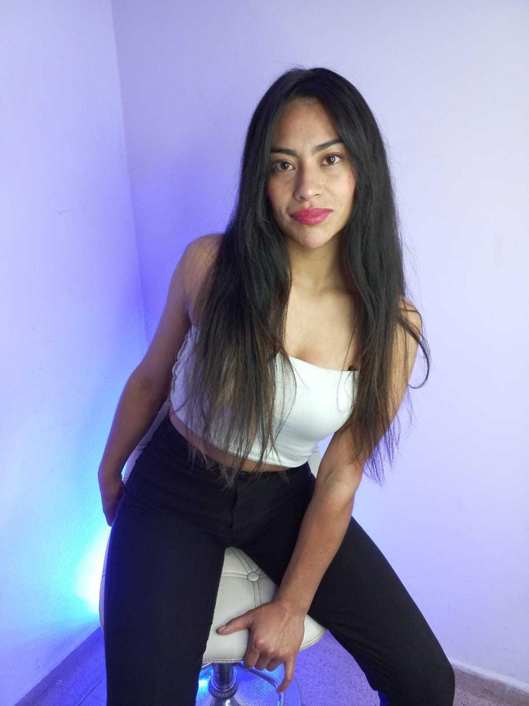 Image of cam model EmilyMitchell from XloveCam