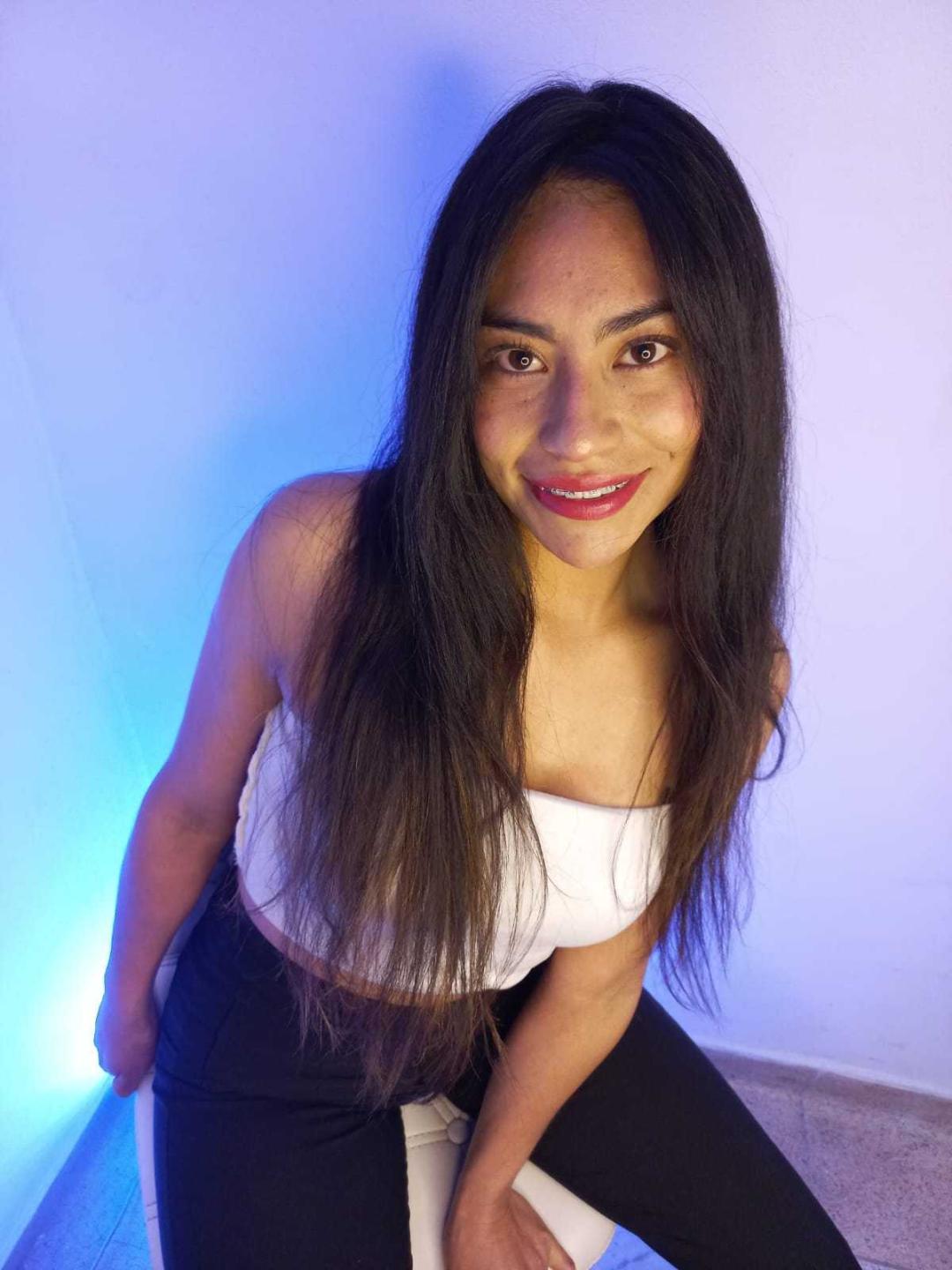 Image of cam model EmilyMitchell from XloveCam