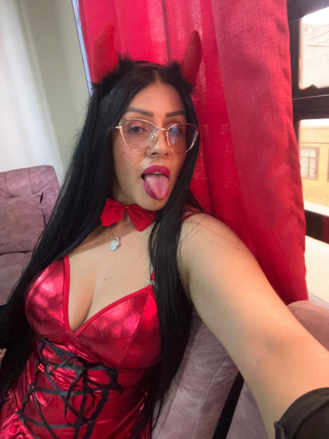 Image of cam model KinkyVane from XloveCam