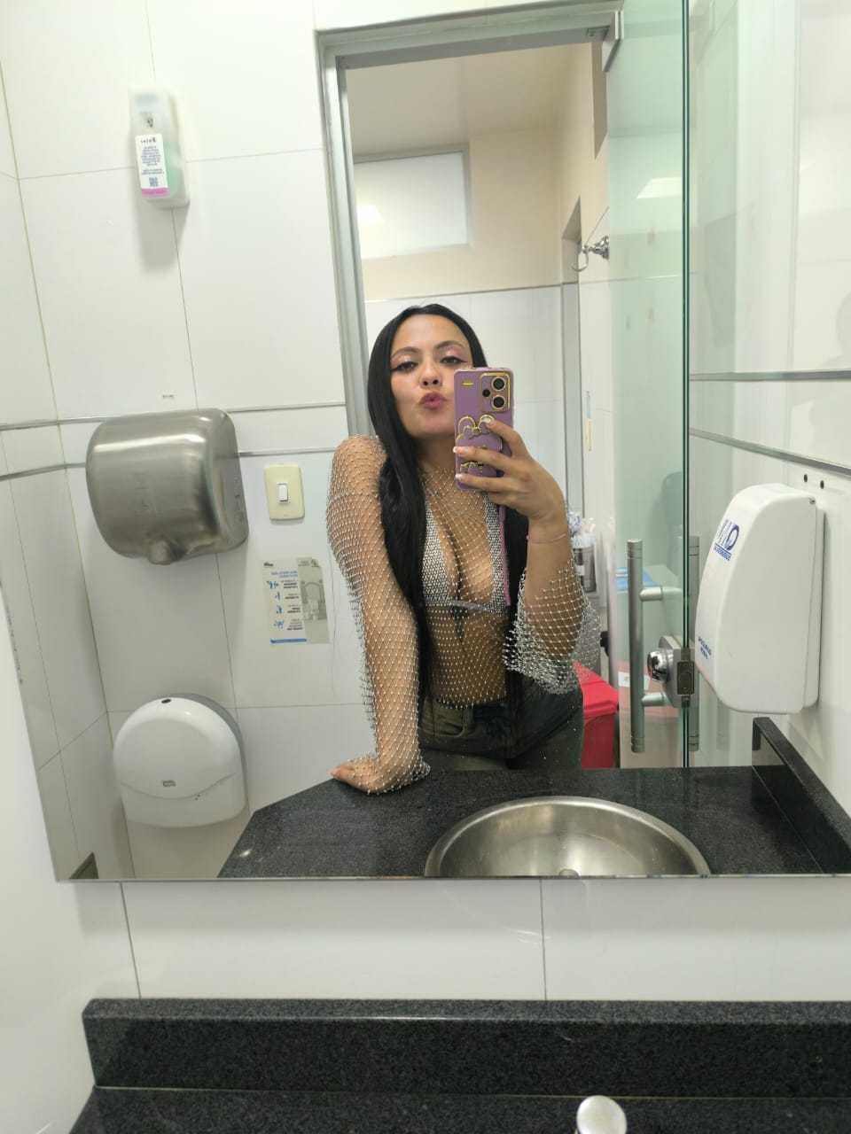 Image of cam model CarolineVoss from XloveCam