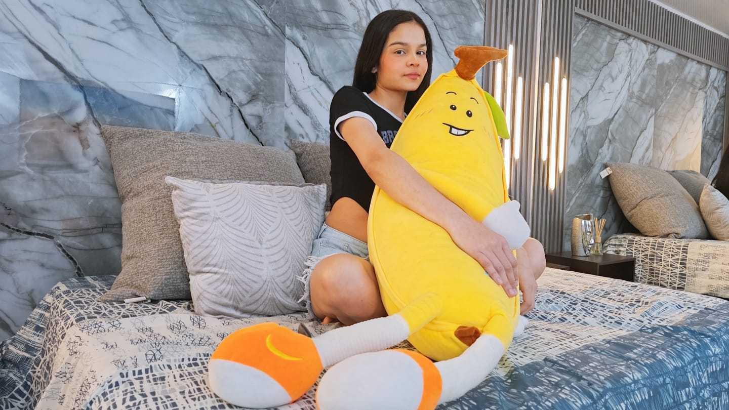 Image of cam model MiaGalvez from XloveCam