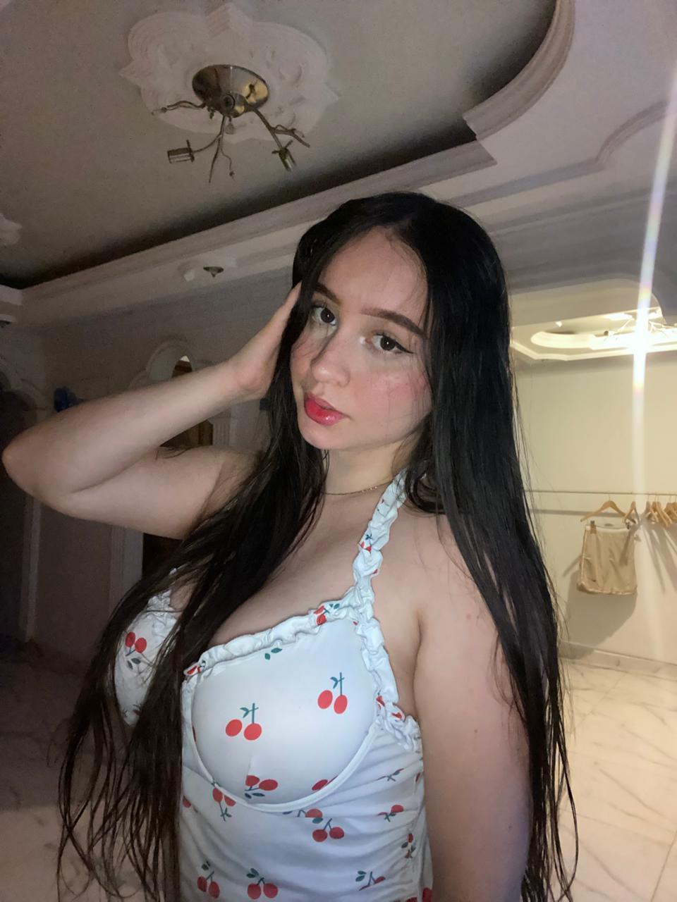 Image of cam model SophieHale from XloveCam